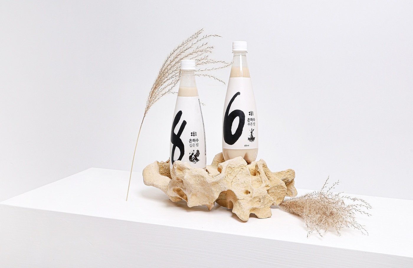 본문 이미지 - 은하수막걸리 2종 &#40;교촌에프앤비 제공&#41;.
