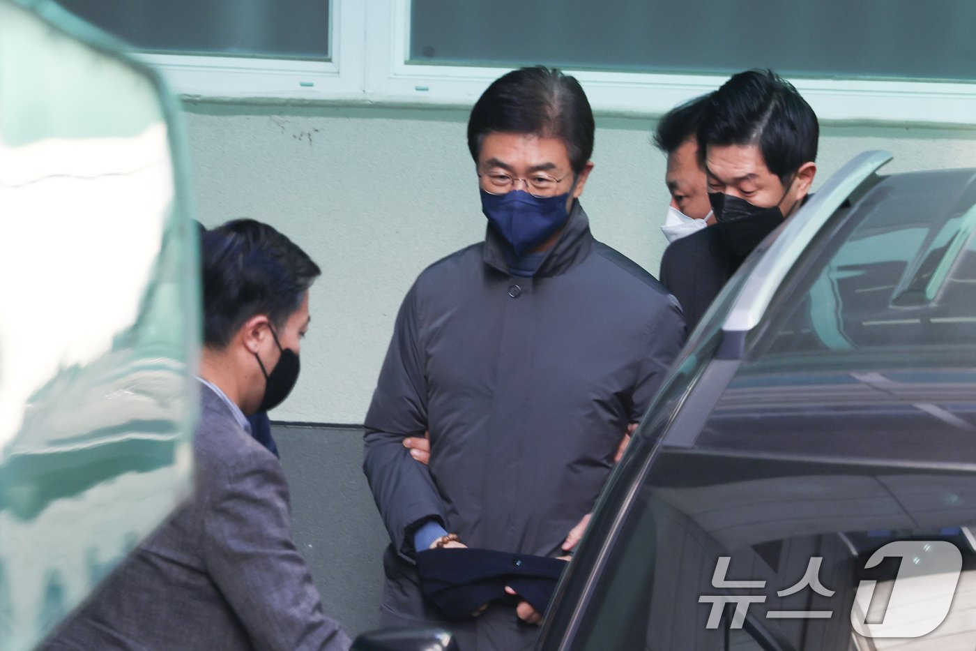 본문 이미지 - '12·3 비상계엄 사태' 관여 혐의를 받는 김봉식 서울경찰청장이 20일 오후 서울 남대문경찰서에서 나와 검찰로 송치되고 있다. 2024.12.20/뉴스1 ⓒ News1 황기선 기자