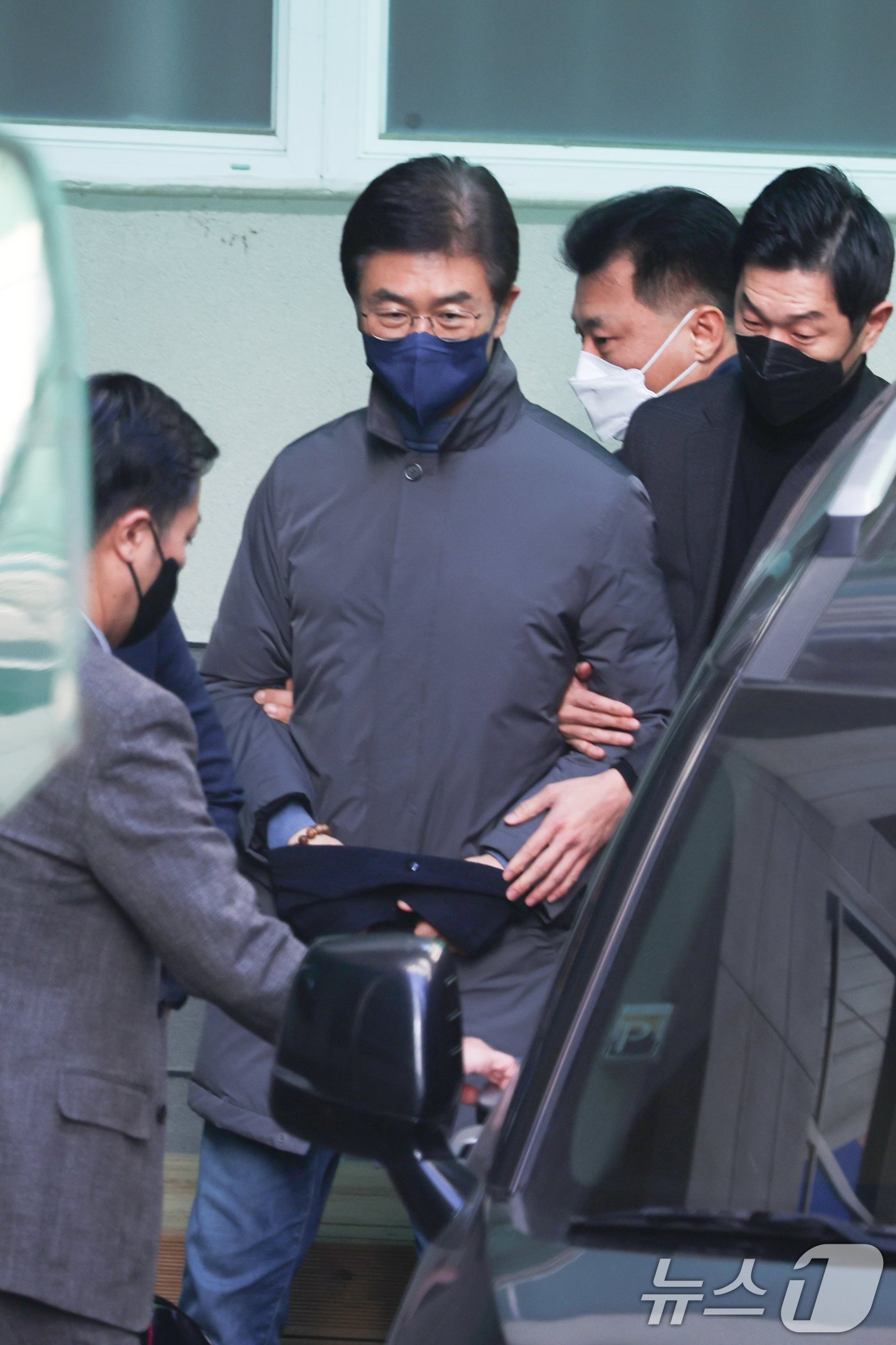 본문 이미지 - '12·3 비상계엄 사태' 관여 혐의를 받는 김봉식 서울경찰청장이 20일 오후 서울 남대문경찰서에서 나와 검찰로 송치되고 있다. 2024.12.20/뉴스1 ⓒ News1 황기선 기자