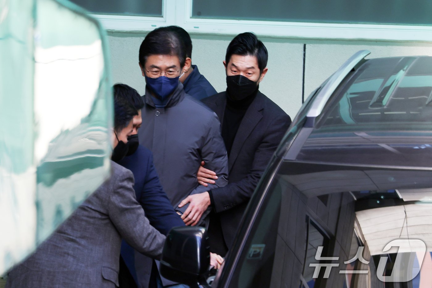 본문 이미지 - '12·3 비상계엄 사태' 관여 혐의를 받는 김봉식 서울경찰청장이 20일 오후 서울 남대문경찰서에서 나와 검찰로 송치되고 있다. 2024.12.20/뉴스1 ⓒ News1 황기선 기자