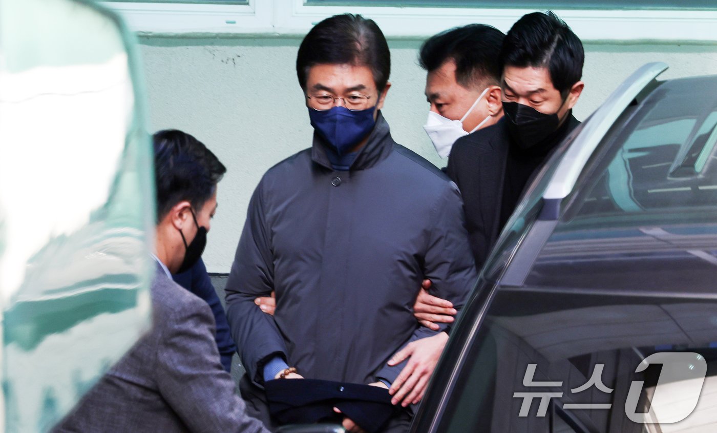 본문 이미지 - '12·3 비상계엄 사태' 관여 혐의를 받는 김봉식 서울경찰청장이 20일 오후 서울 남대문경찰서에서 나와 검찰로 송치되고 있다. 2024.12.20/뉴스1 ⓒ News1 황기선 기자