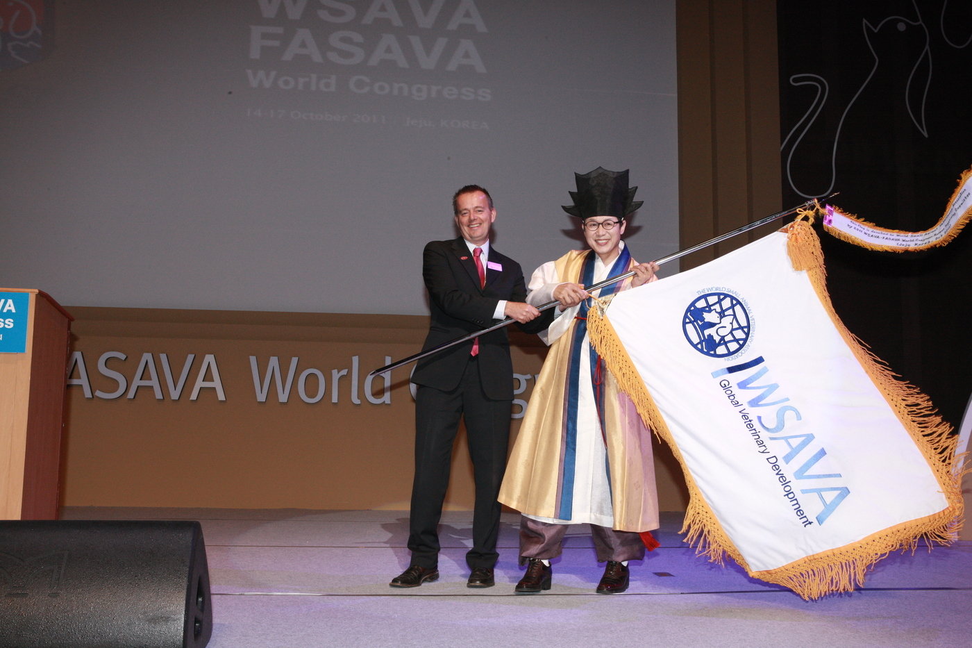 지난 2011년 WSAVA·FASAVA 세계대회에서 개막식 환영 연설 후 협회 기를 흔들고 있는 강종일 회장 &#40;동물병원 제공&#41; ⓒ 뉴스1