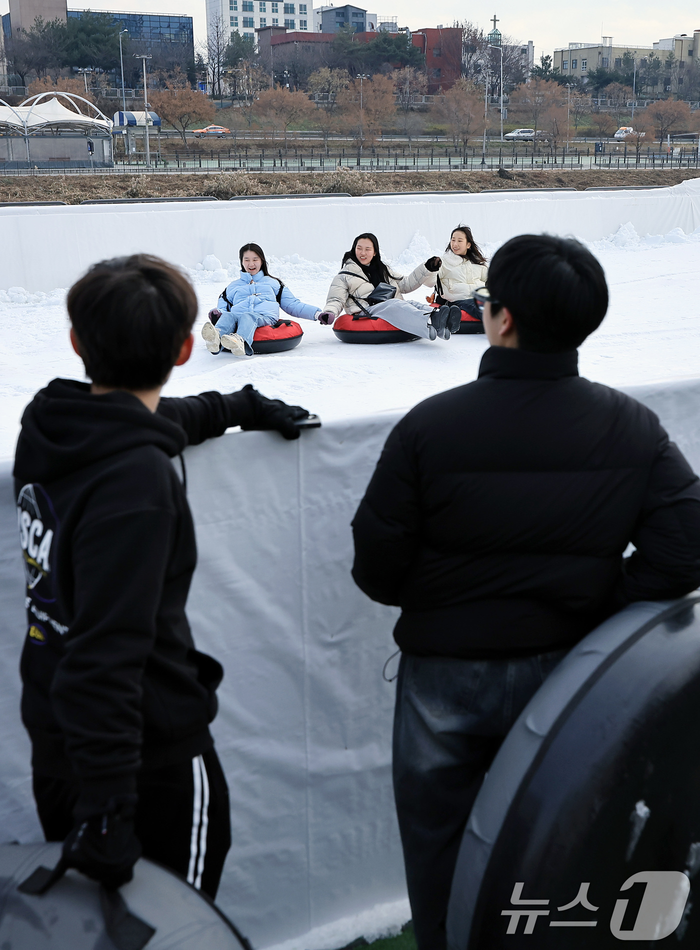 (서울=뉴스1) 박정호 기자 = 20일 오후 서울 동대문구 중랑천 야외수영장 부지 일대에 마련된 눈썰매장을 찾은 학생들이 즐거운 시간을 보내고 있다.슬로프 2개(대형 1, 소형 1 …