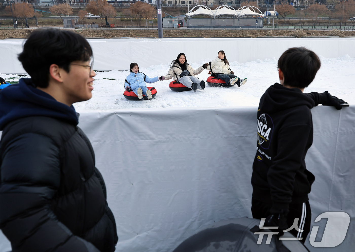 (서울=뉴스1) 박정호 기자 = 20일 오후 서울 동대문구 중랑천 야외수영장 부지 일대에 마련된 눈썰매장을 찾은 학생들이 즐거운 시간을 보내고 있다.슬로프 2개(대형 1, 소형 1 …