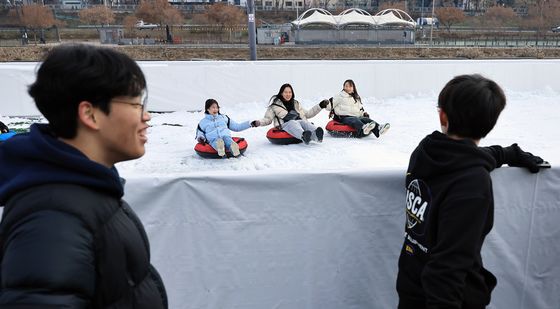 눈썰매 즐기는 학생들