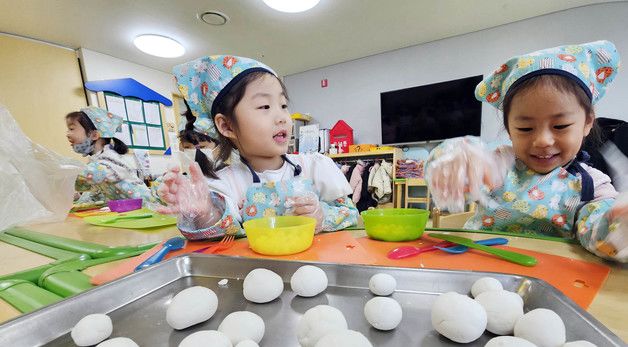 \"동지 앞두고 새알 만들어요\"