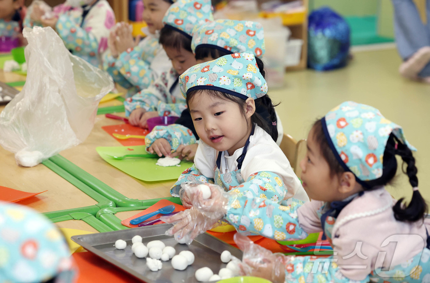 (광주=뉴스1) 박지현 기자 = 동지를 하루 앞둔 20일 광주 북구 중흥하나어린이집에서 아이들이 간식으로 동지팥죽에 넣어 을 새알을 직접 만들어 보고 있다.(광주 북구 제공)202 …