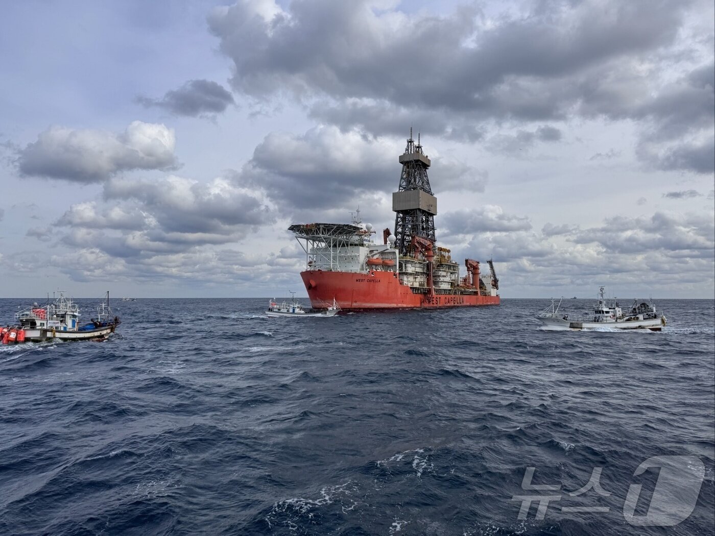 본문 이미지 - 지난해 12월 20일 경북 포항시 구룡포홍게통발어민들이 탄 어선들이 동해심해가스 석유전 개발사업인 &#39;대왕고래&#39; 1차 시추작업 지점인 포항 앞 바다에서 시추선 &#39;웨스트 카펠라호&#39; 앞에서 어장 피해 보상을 요구하는 해상시위를 벌이고 있다. &#40;뉴스1 자료, 재판매 및 DB금지&#41; ⓒ News1 최창호 기자