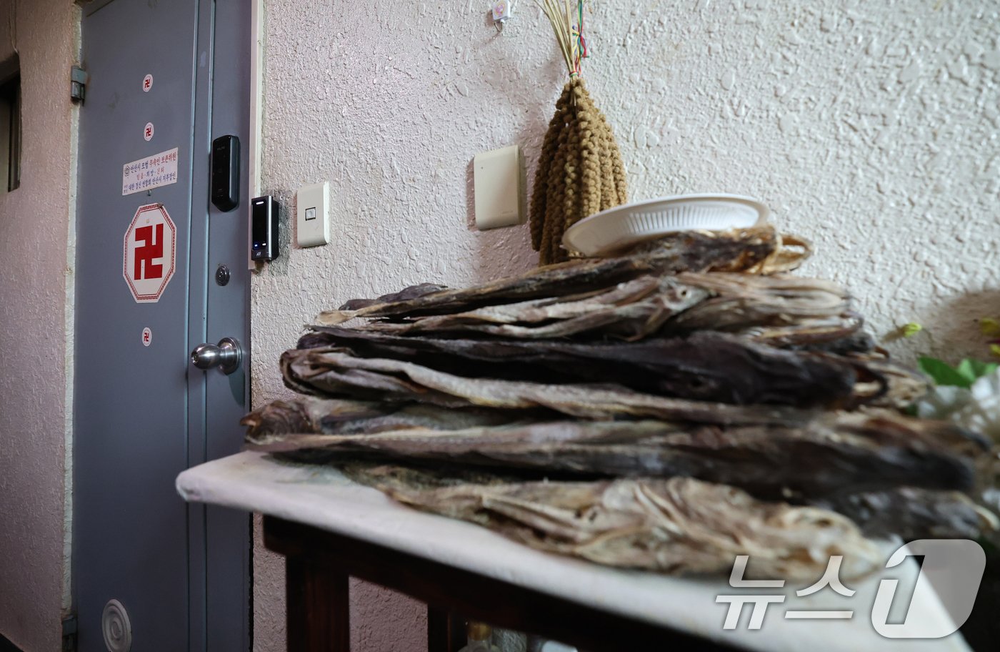 본문 이미지 - 롯데리아 매장에서 내란 모의를 한 혐의를 받는 노상원 전 정보사령관이 역술인으로 활동하면서 점집을 운영해온 것으로 확인됐다. 점집은 노상원 전 정보사령관과 문상호 정보사령관이 비밀 회동한 롯데리아 인근에 위치해 있었다. 사진은 경기 안산시 상록구의 한 다세대 주택 반지하 1층에 있는 점집으로, 노 전 사령관이 지인과 함께 운영한 곳으로 알려졌다.. 2024.12.20/뉴스1 ⓒ News1 김영운 기자