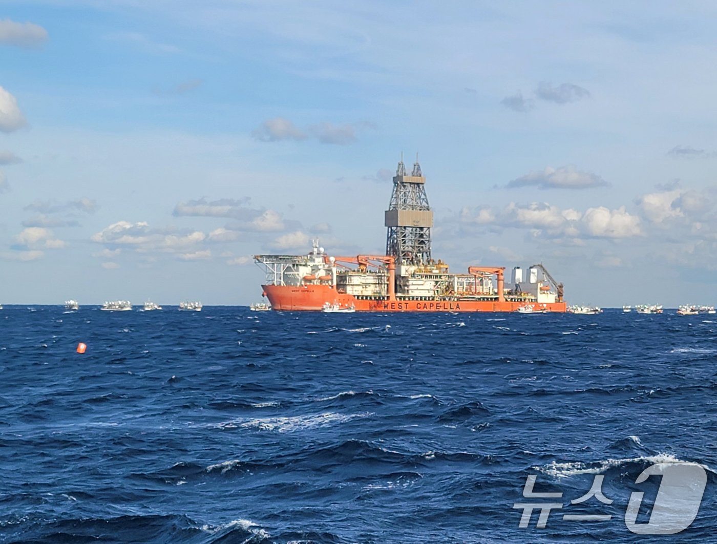 본문 이미지 - 20일 경북 포항시 구룡포홍게통발어민들이 탄 어선들이 동해심해가스 석유전 개발사업인 '대왕고래' 1차 시추작업 지점인 포항 앞 바다에서 시추선 '웨스트 카펠라호' 앞을 막아서고 있다. 2024.12.20/뉴스1 ⓒ News1 최창호 기자