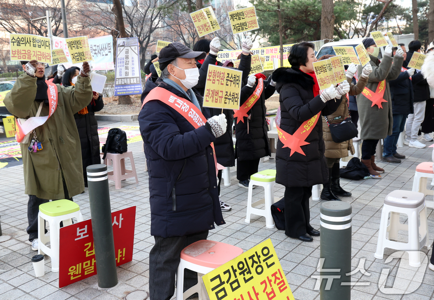 (서울=뉴스1) 김명섭 기자 = 20일 오후 서울 여의도 금융감독원 앞에서 백내장실손보험피해자모임 회원들이 백내장 민원 전건 분쟁조정위원회 회부 촉구 집회를 하고 있다. 2024. …