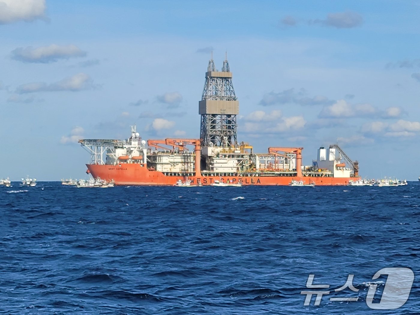 본문 이미지 - 20일 경북 포항시 구룡포홍게통발어민들이 탄 어선들이 동해심해가스 석유전 개발사업인 '대왕고래' 1차 시추작업 지점인 포항 앞 바다에서 시추선 '웨스트 카펠라호' 앞에서 어장 피해 보상 해상 시위를 벌이고 있다. 2024.12.20/뉴스1 ⓒ News1 최창호 기자