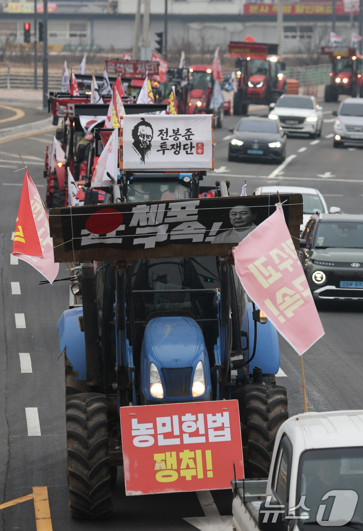 (평택=뉴스1) 김영운 기자 = 20일 오후 경기 평택시 진위역 앞에서 전국농민회총연맹 전봉준투쟁단 농민들이 비상계엄령을 선포한 윤석열 대통령의 체포와 구속을 촉구하며 트랙터를 몰 …