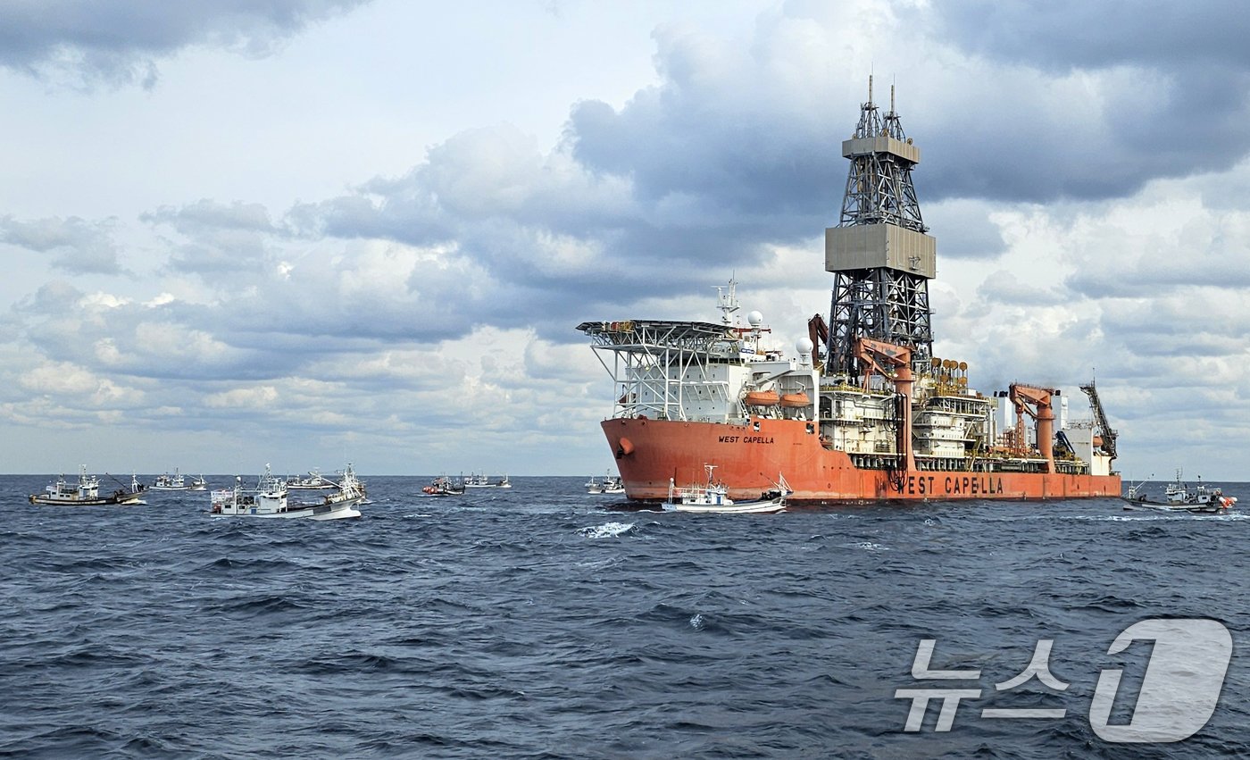 본문 이미지 - 20일 경북 포항시 구룡포홍게통발어민들이 탄 어선들이 동해심해가스 석유전 개발사업인 '대왕고래' 1차 시추작업 지점인 포항 앞 바다에서 시추선 '웨스트 카펠라호' 앞을 막아서고 있다. 2024.12.20/뉴스1 ⓒ News1 최창호 기자