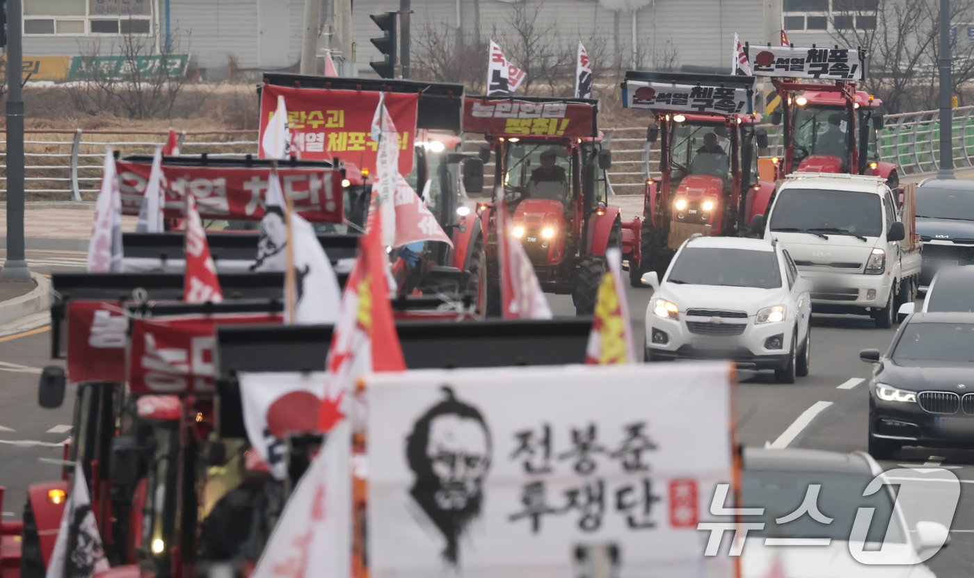 20일 오후 경기 평택시 진위역 앞에서 전국농민회총연맹 전봉준투쟁단 농민들이 비상계엄령을 선포한 윤석열 대통령의 체포와 구속을 촉구하며 트랙터를 몰고 상경 시위를 벌이고 있다. 농민회는 16일 전남 무안과 17일 경북 고령에서 각각 출발하여 이날 수원에 도착, 21일 서울에 도착할 예정이다. 2024.12.20/뉴스1 ⓒ News1 김영운 기자