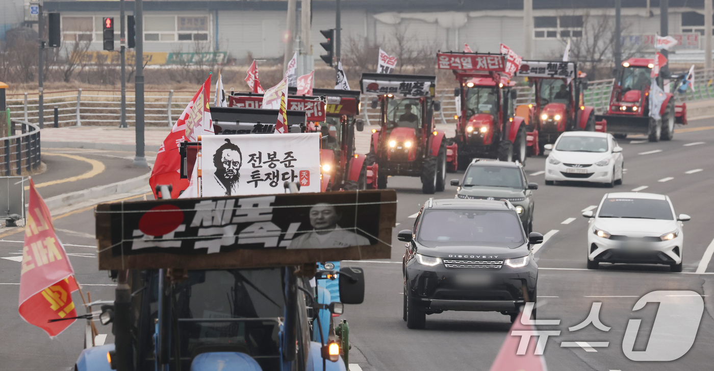 (평택=뉴스1) 김영운 기자 = 20일 오후 경기 평택시 진위역 앞에서 전국농민회총연맹 전봉준투쟁단 농민들이 비상계엄령을 선포한 윤석열 대통령의 체포와 구속을 촉구하며 트랙터를 몰 …