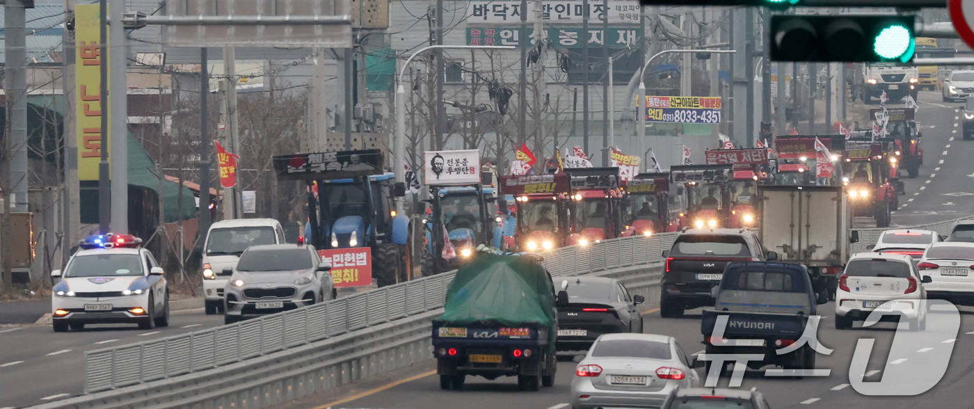 (평택=뉴스1) 김영운 기자 = 20일 오후 경기 평택시 진위역 앞에서 전국농민회총연맹 전봉준투쟁단 농민들이 비상계엄령을 선포한 윤석열 대통령의 체포와 구속을 촉구하며 트랙터를 몰 …