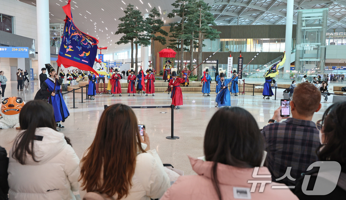 (인천공항=뉴스1) 장수영 기자 = 20일 오후 인천국제공항 제2터미널 면세구역에서 열린 한국전통문화센터 개관식에 앞서 전통 공연이 쳘쳐지고 있다.한국전통문화센터는 인천공항 2터미 …