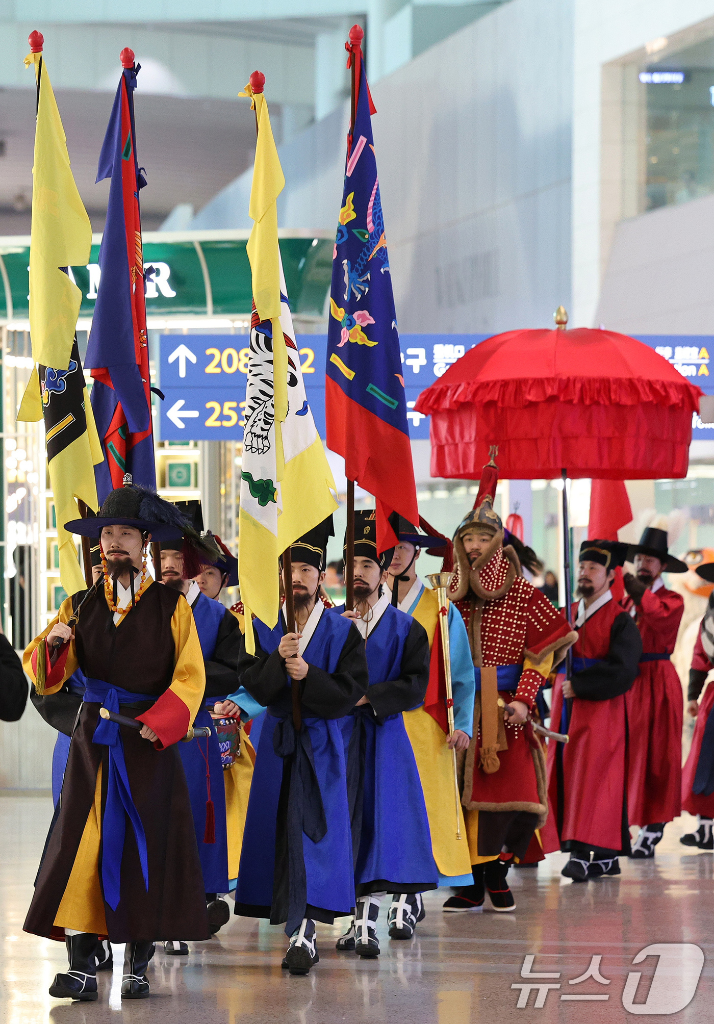 (인천공항=뉴스1) 장수영 기자 = 20일 오후 인천국제공항 제2터미널 면세구역에서 열린 한국전통문화센터 개관식에 앞서 전통 공연이 쳘쳐지고 있다.한국전통문화센터는 인천공항 2터미 …