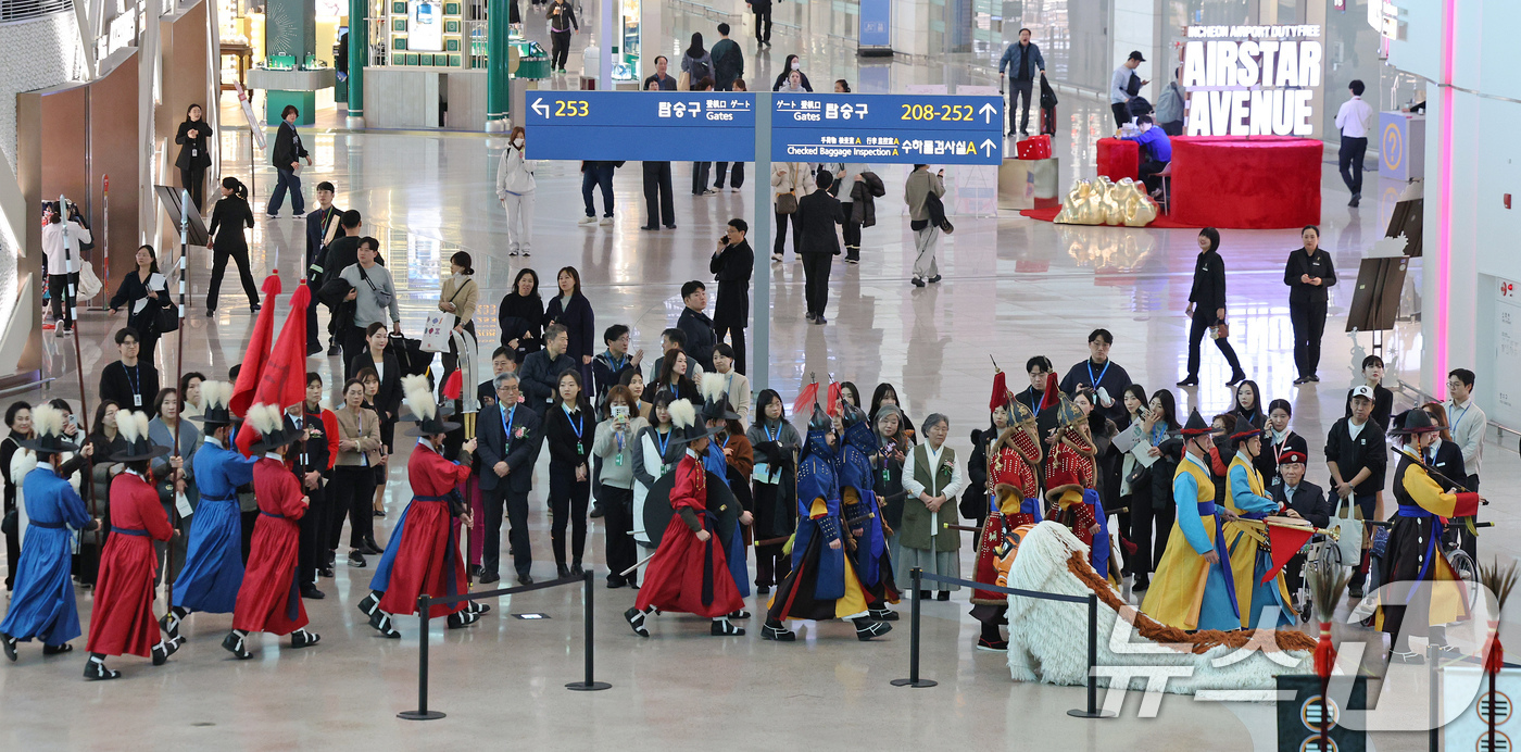 (인천공항=뉴스1) 장수영 기자 = 20일 오후 인천국제공항 제2터미널 면세구역에서 열린 한국전통문화센터 개관식에 앞서 전통 공연이 쳘쳐지고 있다.한국전통문화센터는 인천공항 2터미 …