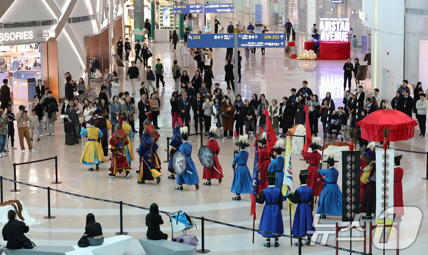 (인천공항=뉴스1) 장수영 기자 = 20일 오후 인천국제공항 제2터미널 면세구역에서 열린 한국전통문화센터 개관식에 앞서 전통 공연이 쳘쳐지고 있다.한국전통문화센터는 인천공항 2터미 …