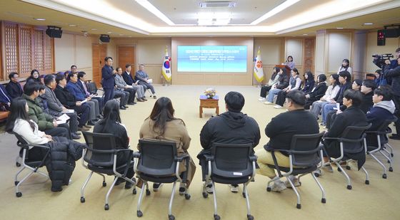 빛고을장학금 증서 수여식서 대화 나누는 강기정 시장