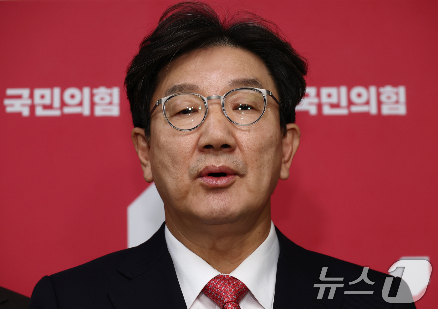 (서울=뉴스1) 김민지 기자 = 권성동 대표 권한대행 겸 원내대표가 20일 오후 서울 여의도 국회에서 현안 관련 기자회견을 하고 있다. 2024.12.20/뉴스1