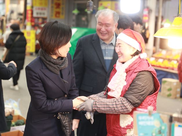 전통시장 찾은 오영주 "내수 부진 극복 위해 최선 다할 것"