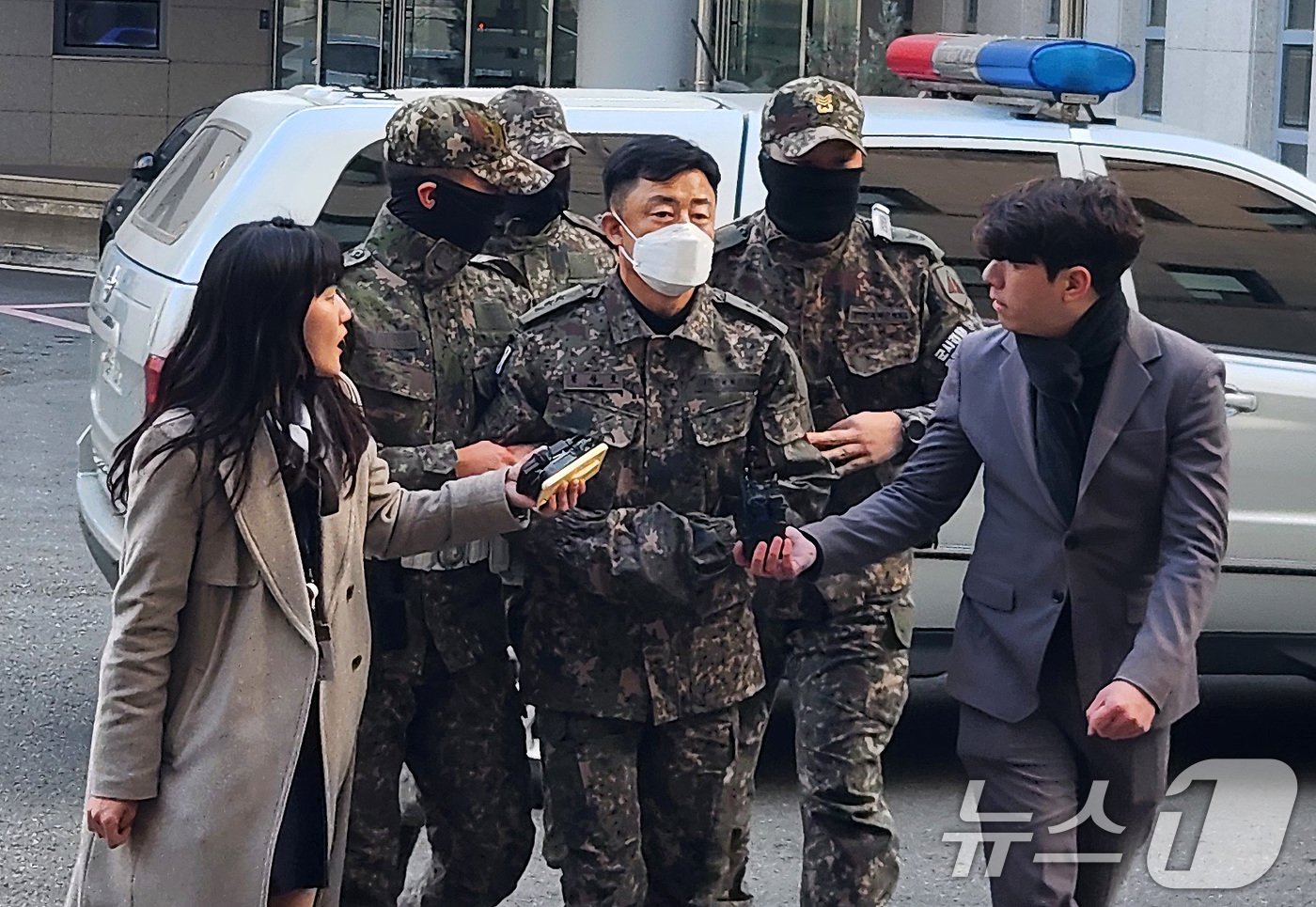 본문 이미지 - 문상호 국군정보사령관이 20일 오후 서울 용산구 중앙지역군사법원에서 열리는 구속 전 피의자 심문(영장실질심사)에 출석하고 있다. 2024.12.20/뉴스1 ⓒ News1 허고운 기자