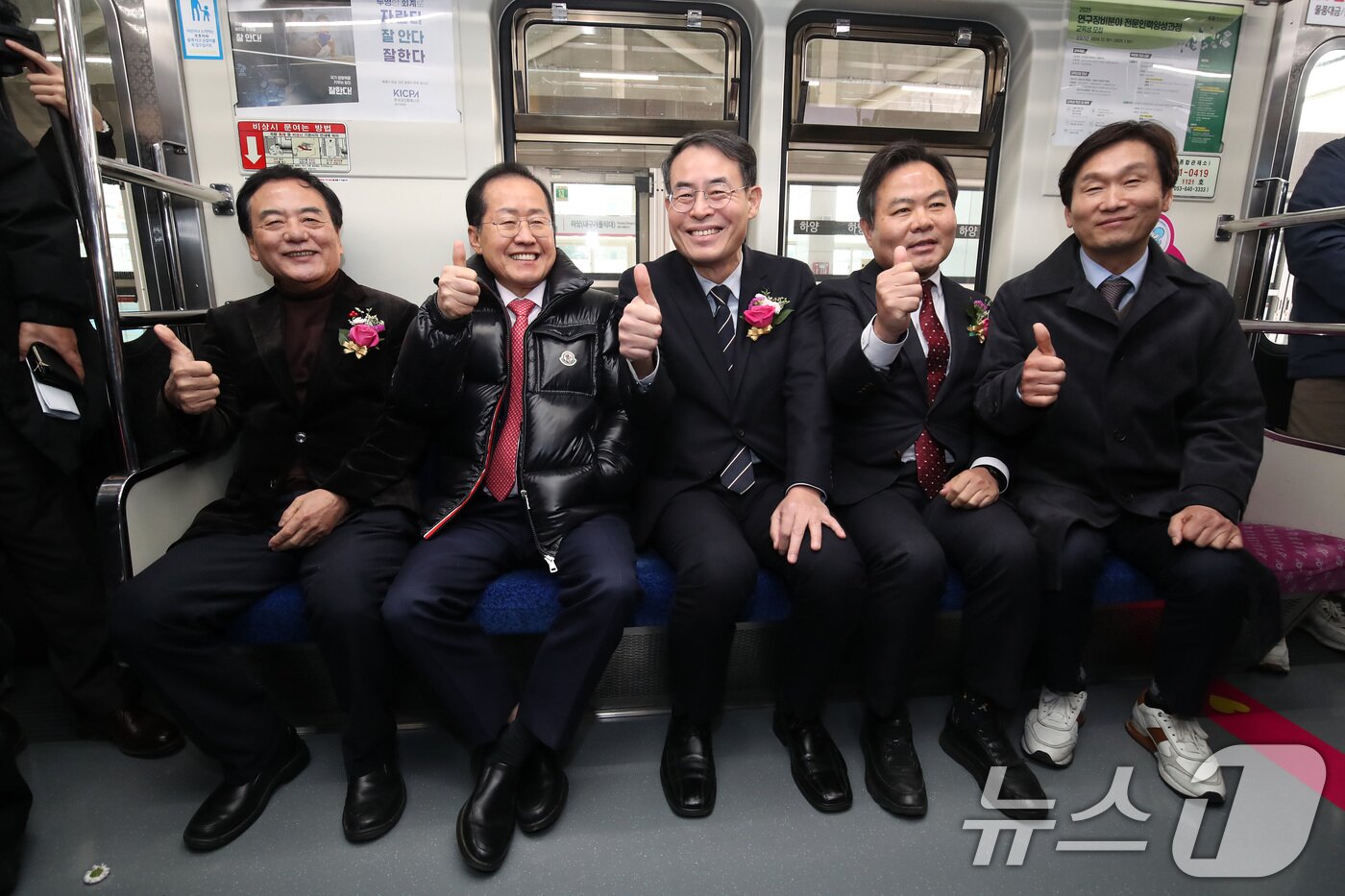 본문 이미지 - 이만규 대구시의회 의장, 홍준표 대구시장, 강희업 대도시권광역교통위원장, 김학홍 경북도 행정부지사, 조현일 경산시장(왼쪽부터)이 20일 경산시 하양역에서 열린 '대구도시철도 1호선 안심-하양 연장구간 개통식'에 참석, 시범운행 열차를 시승하고 있다. 2024.12.20/뉴스1 ⓒ News1 공정식 기자