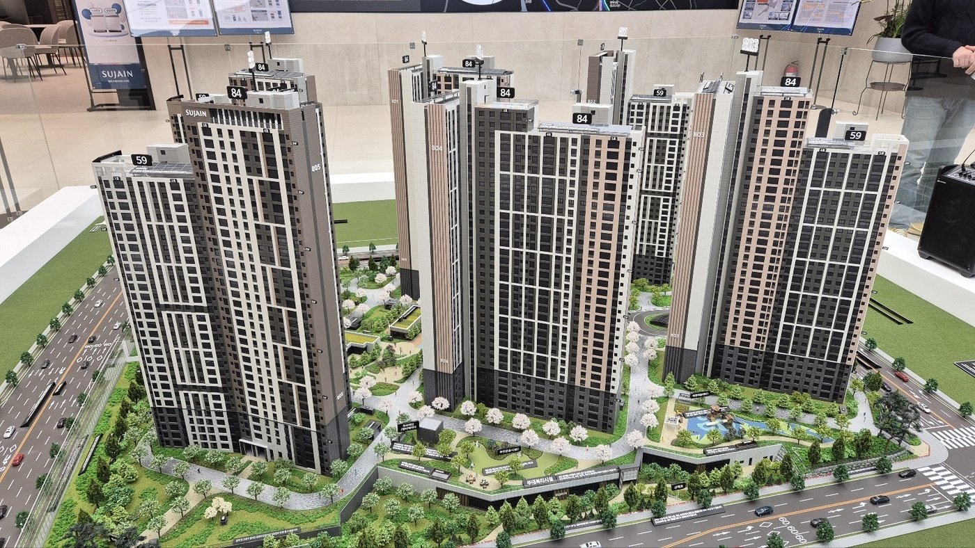 본문 이미지 - 한양 평택 브레인시티 수자인 아파트 모형도. 2024.12.19/뉴스1 김동규 기자ⓒ news1