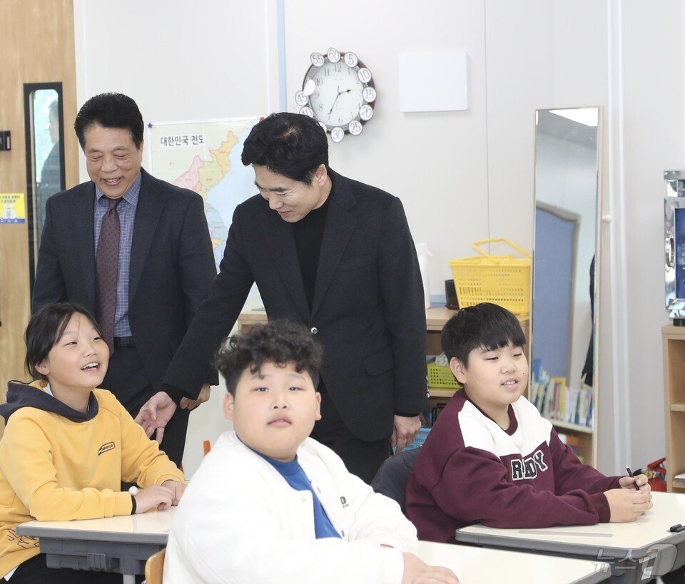 본문 이미지 - 김대중 교육감이 강진 계산초와 장흥 용산초·중학교를 방문, 현장 소통의 시간을 갖고 있다.&#40;전남교육청 제공&#41;/뉴스1