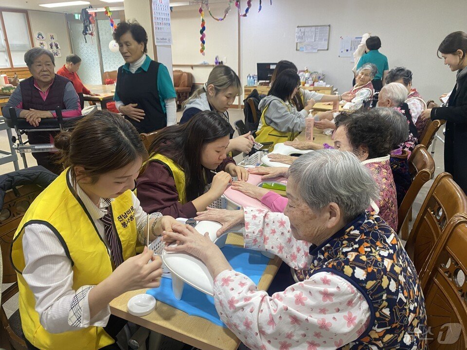 전남미용고 학생들이 노인요양원을 방문해 어르신들을 위한 미용 봉사 활동을 하고 있다.&#40;전남교육청 제공&#41;/뉴스1