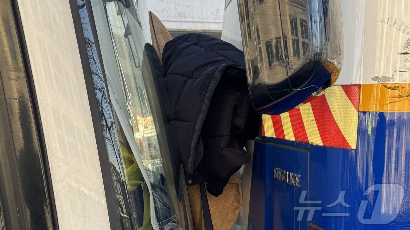 서울 용산구 한남동에 위치한 윤석열 대통령 관저 건녀편에 설치된 버스 사이에 옷가지 등을 끼워둔 모습이다.2024.12.18/뉴스1 ⓒ News1 이강 기자