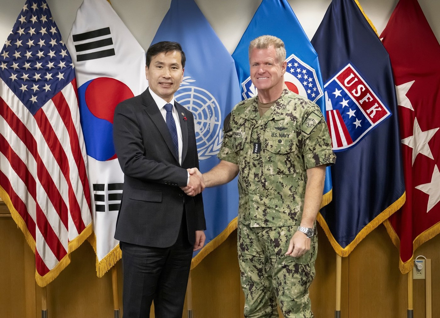 김선호 국방부 장관 직무대행&#40;차관&#41;&#40;왼쪽&#41;과 사무엘 파파로 인도태평양사령관.&#40;국방부 제공&#41;