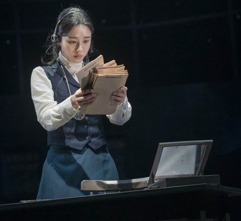 본문 이미지 - 오는 28일까지 공연되는 연극 &#39;사일런트 스카이&#39;에서 헨리에타 레빗 역을 맡은 배우 안은진&#40;국립극단 제공&#41;