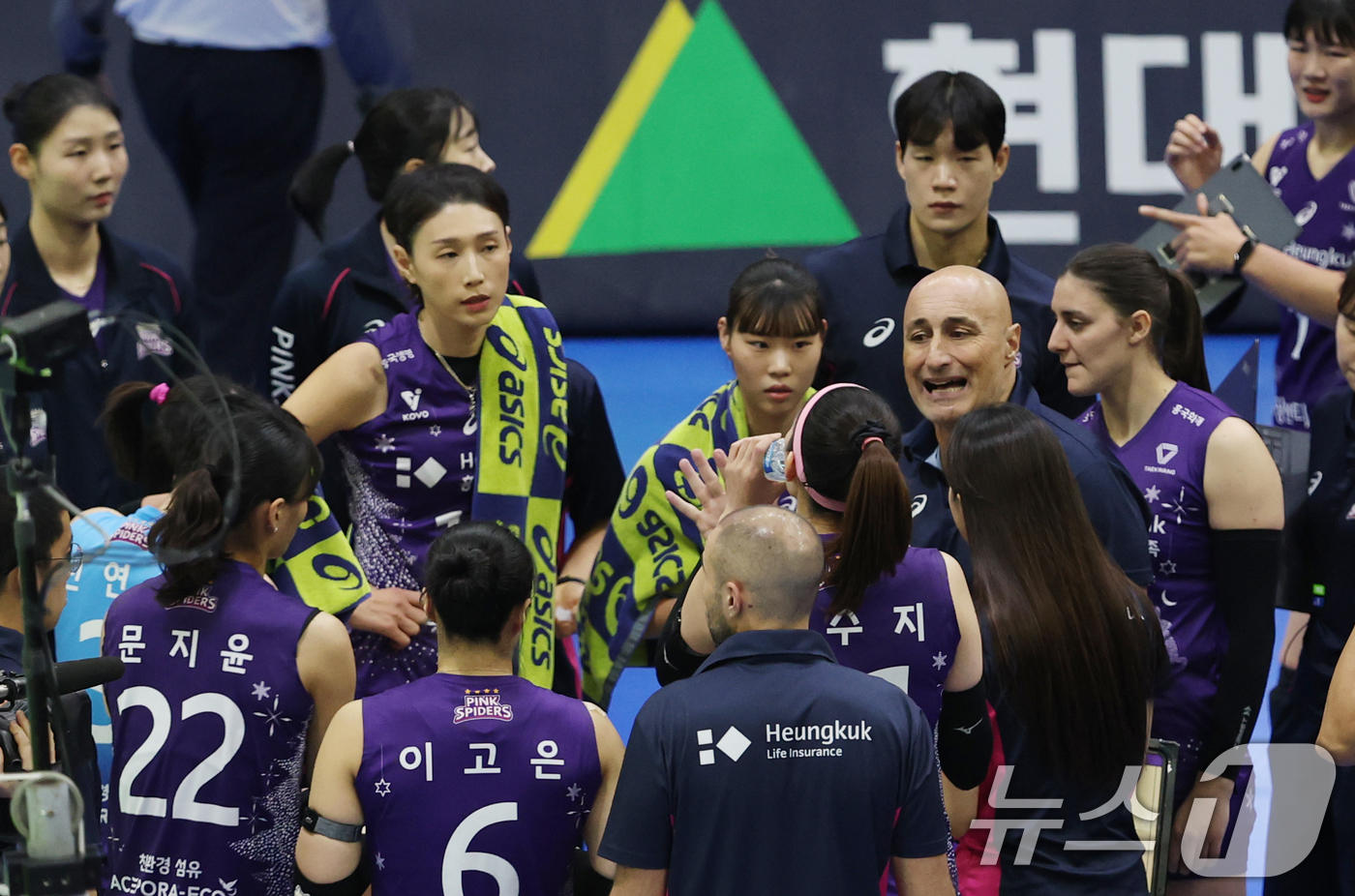 (수원=뉴스1) 김영운 기자 = 20일 오후 경기 수원시 장안구 수원종합운동장에서 열린 프로배구 '도드람 2024-2025 V-리그' 여자부 현대건설과 흥국생명의 경기에서 흥국생명 …