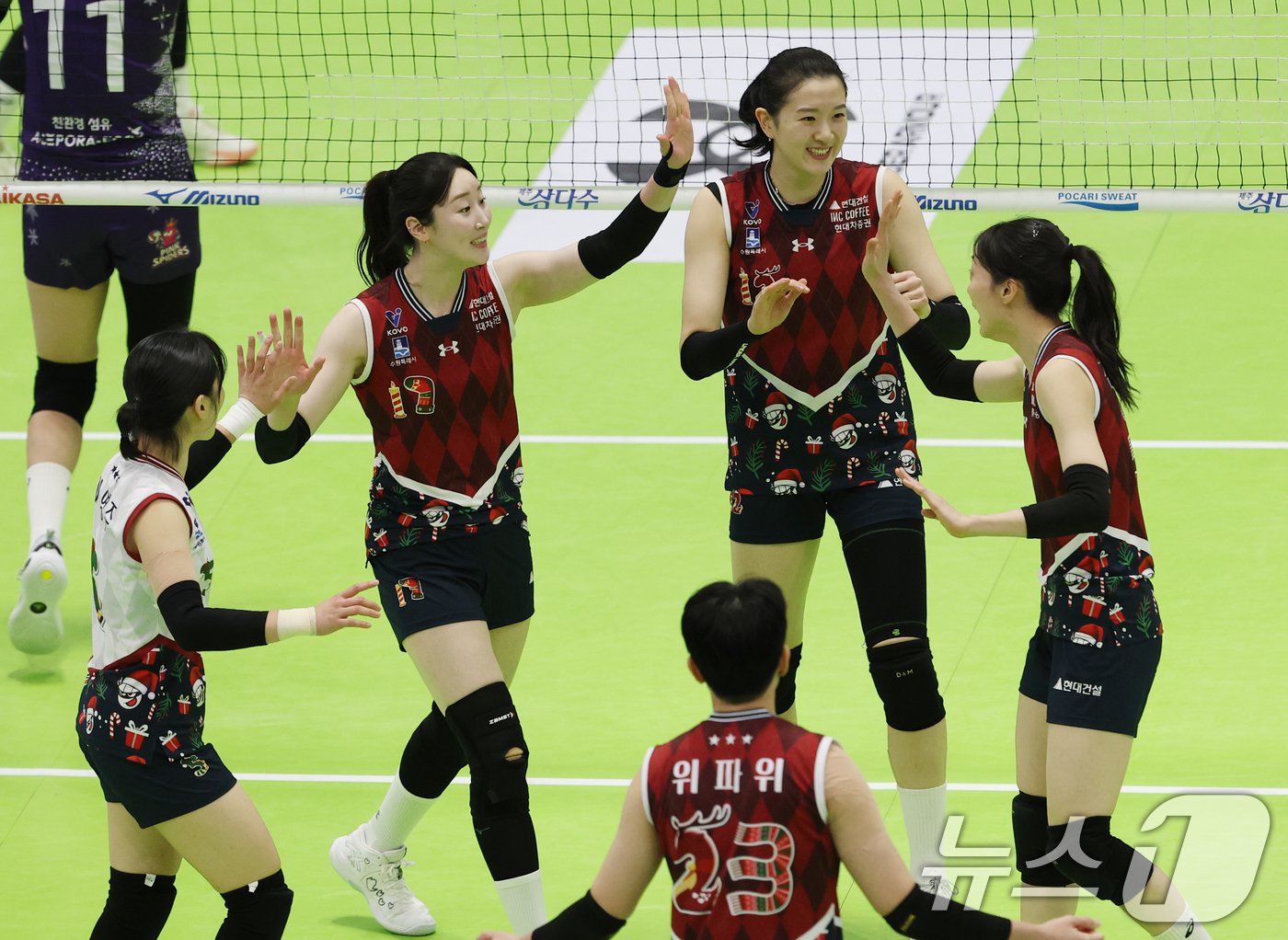 본문 이미지 - 20일 오후 경기 수원시 장안구 수원종합운동장에서 열린 프로배구 &#39;도드람 2024-2025 V-리그&#39; 여자부 현대건설과 흥국생명의 경기에서 현대건설 선수들이 득점에 성공한 뒤 기뻐하고 있다. 2024.12.20/뉴스1 ⓒ News1 김영운 기자