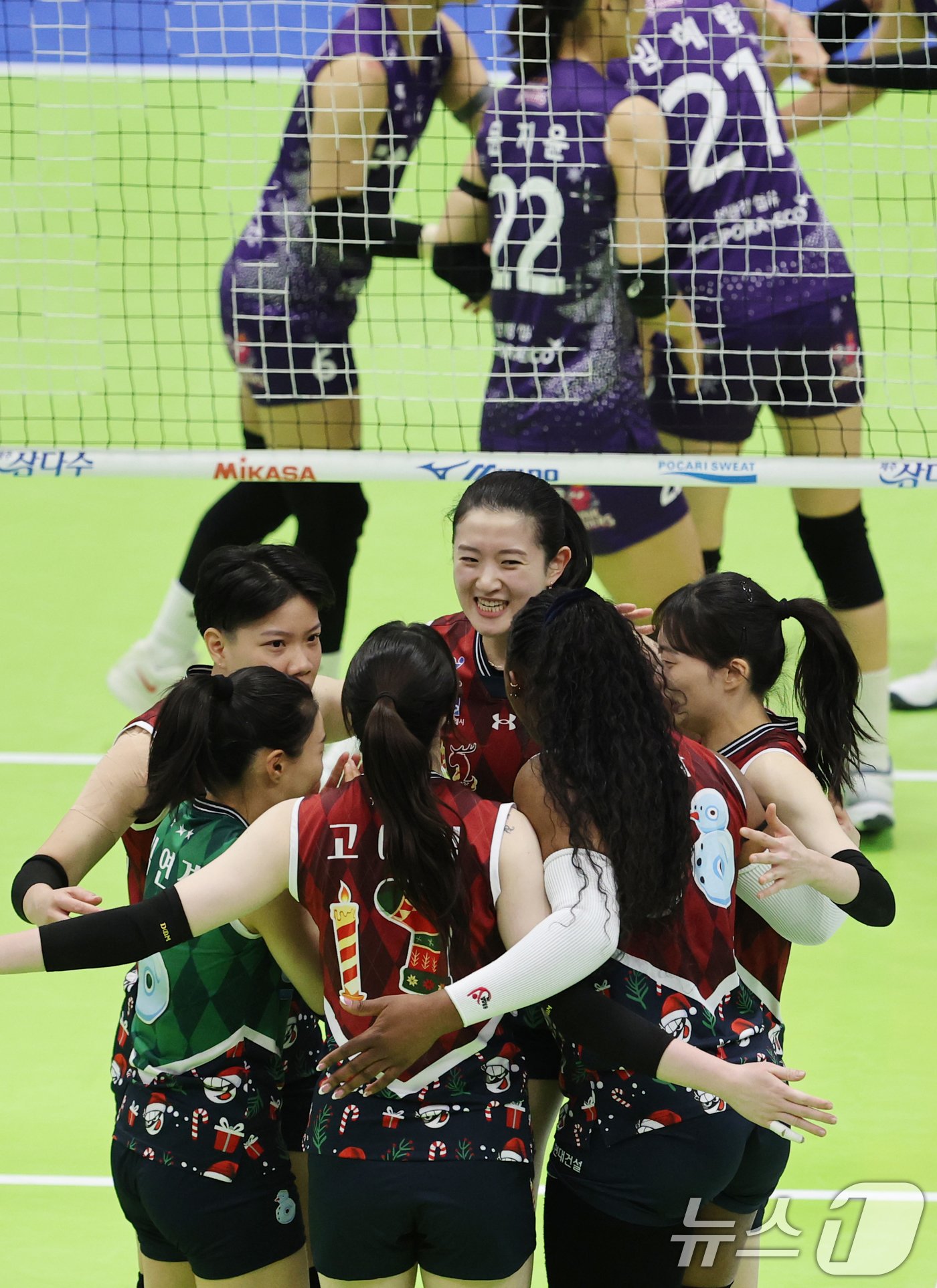 본문 이미지 - 20일 오후 경기 수원시 장안구 수원종합운동장에서 열린 프로배구 &#39;도드람 2024-2025 V-리그&#39; 여자부 현대건설과 흥국생명의 경기에서 현대건설 선수들이 득점에 성공한 뒤 기뻐하고 있다. 2024.12.20/뉴스1 ⓒ News1 김영운 기자