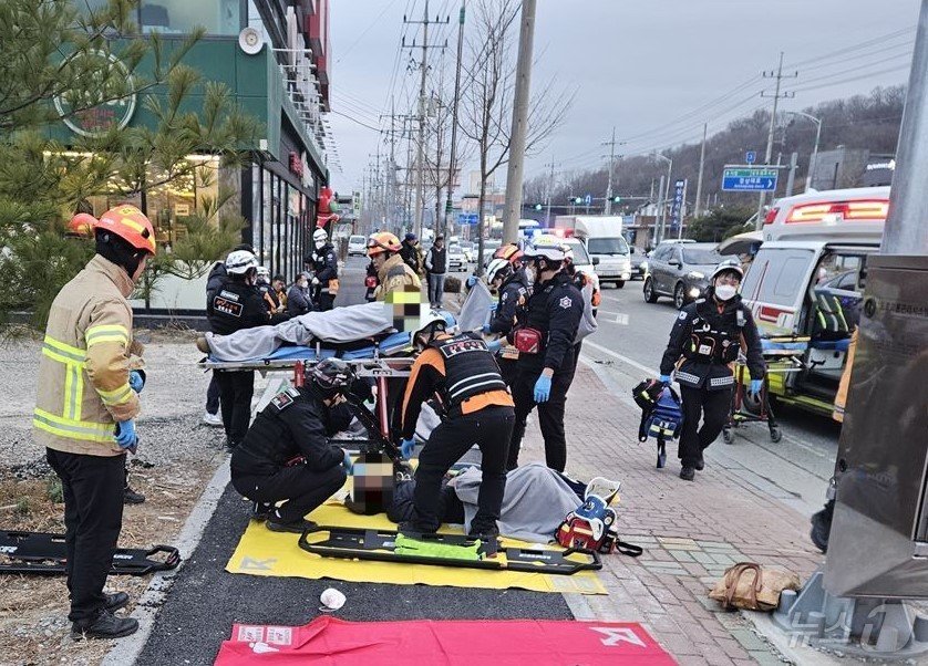 사상자 12명이 발생한 교통사고 현장에 소방당국이 구조된 부상자들을 옮기고 있다&#40;경북소방본부 제공&#41;2024.12.20/뉴스1