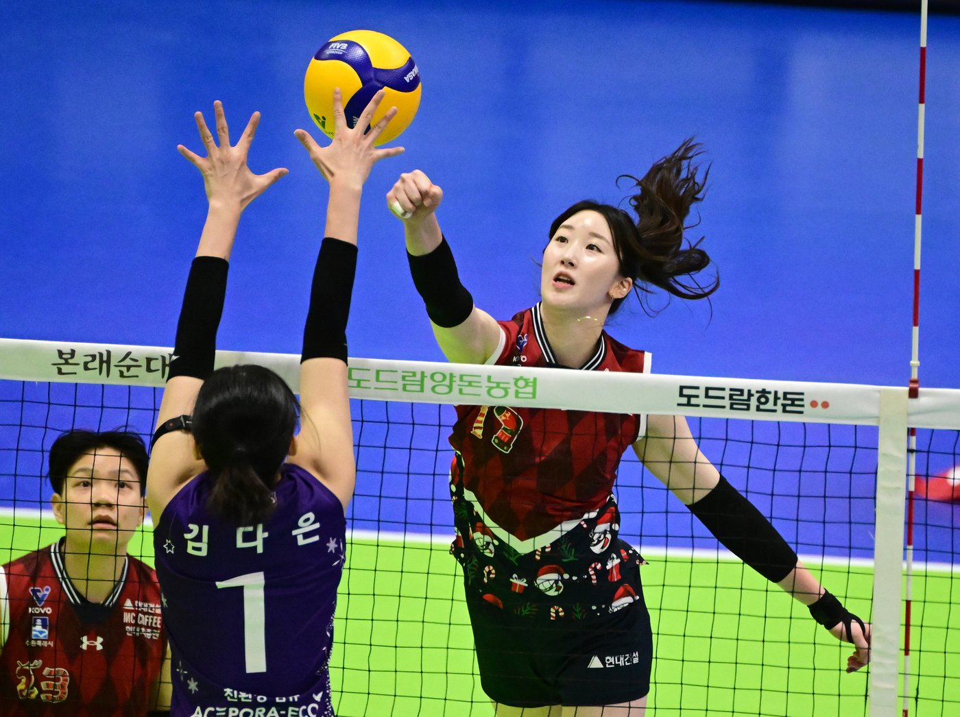 본문 이미지 - 현대건설 고예림이 20일 경기 수원실내체육관에서 열린 도드람 2024-25 V리그 여자부 흥국생명과의 경기에서 공격을 시도하고 있다. &#40;KOVO 제공&#41;