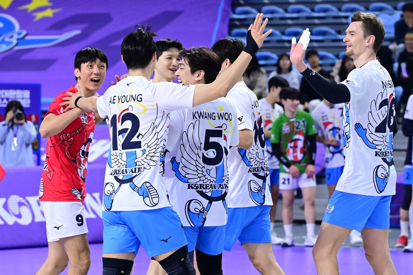 본문 이미지 - 대한항공이 20일 인천 계양체육관에서 열린 도드람 2024-25 V리그 남자부 OK저축은행과의 경기에서 승리했다. &#40;KOVO 제공&#41;