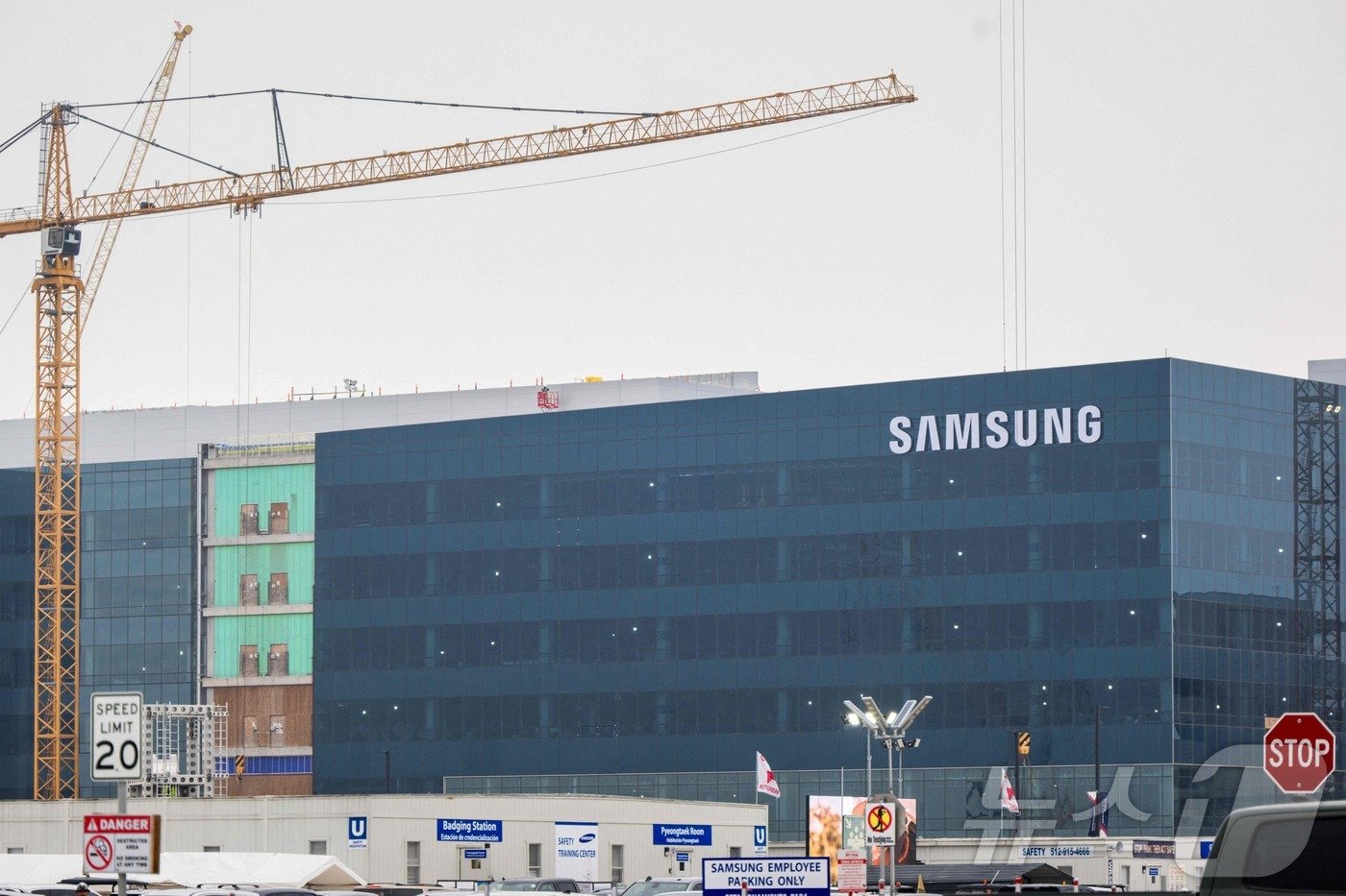 본문 이미지 - 지난 4월 16일&#40;현지시간&#41; 촬영한 텍사스주 테일러시의 삼성전자 반도체 공장 건설 현장. ⓒ AFP=뉴스1 ⓒ News1 류정민 특파원