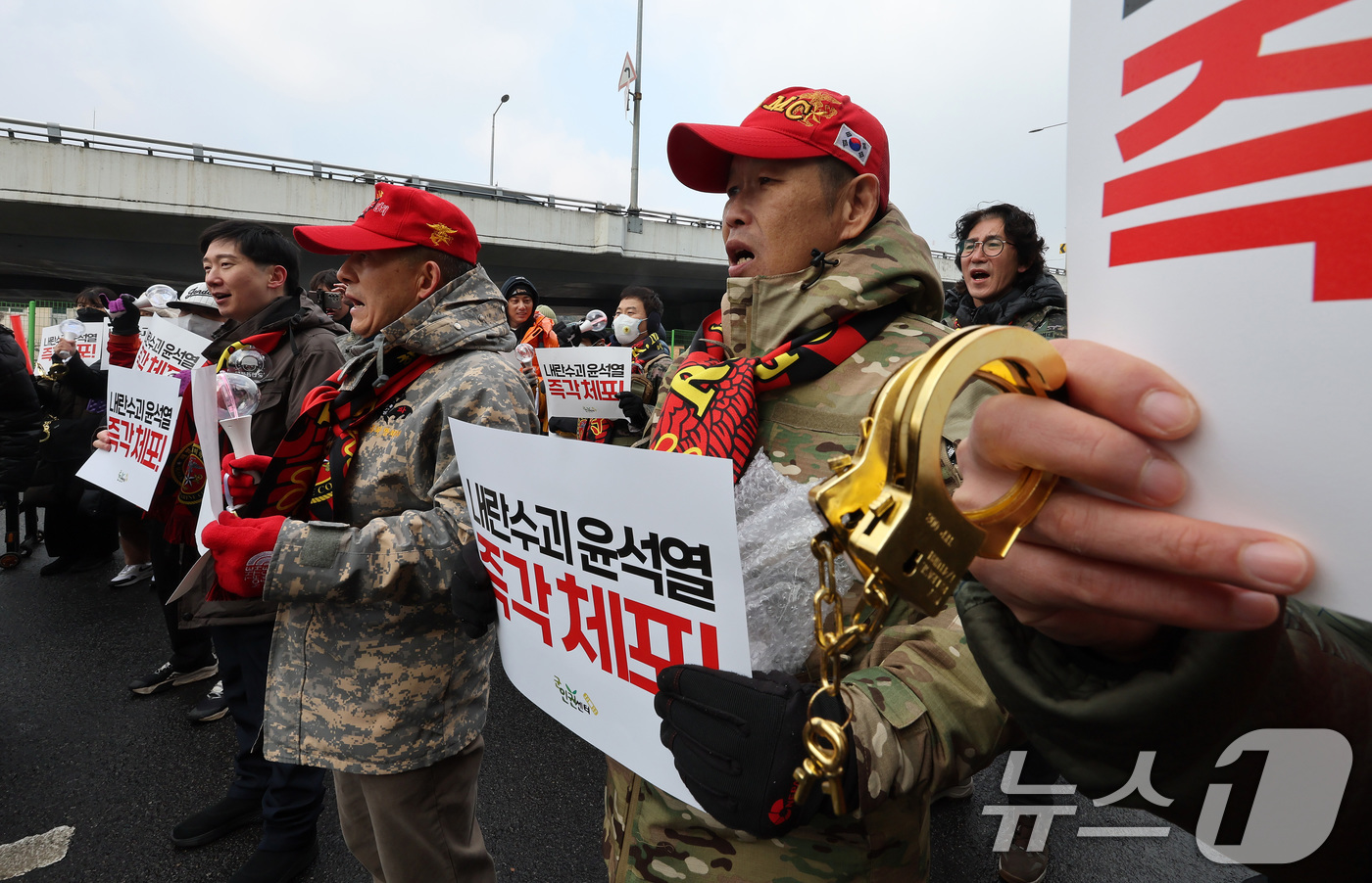 (서울=뉴스1) 이동해 기자 = 군인권센터와 민주사회를위한변호사모임 공익인권변론센터 관계자들이 21일 오전 서울 용산구 한남동 대통령 관저 인근에서 '윤석열 대통령 시민체포영장 집 …