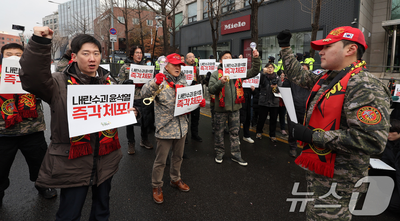 (서울=뉴스1) 이동해 기자 = 군인권센터와 민주사회를위한변호사모임 공익인권변론센터 관계자들이 21일 오전 서울 용산구 한남동 대통령 관저 인근에서 '윤석열 대통령 시민체포영장 집 …