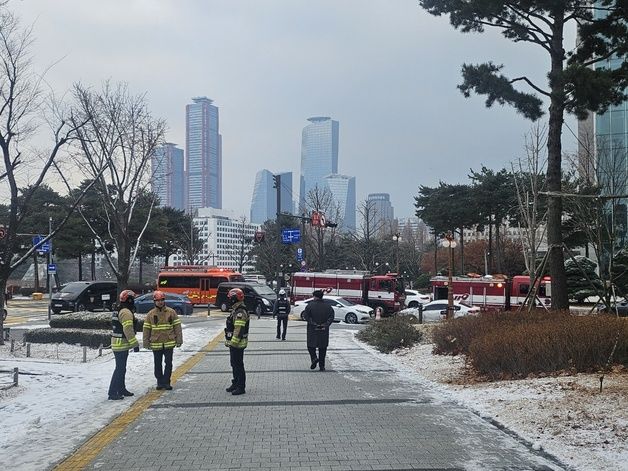 국회 소통관 1층 식당서 불…6명 연기흡입