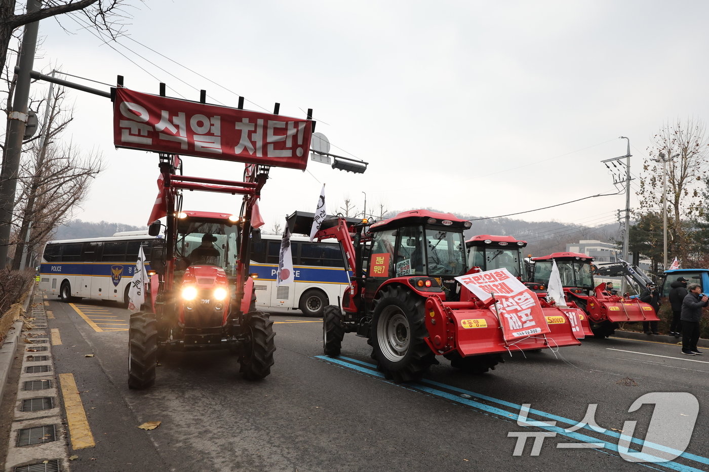 본문 이미지 - 전국농민회총연맹 전봉준 투쟁단 농민들이 21일 윤석열 대통령 구속 등을 촉구하는 집회를 위해 트랙터와 트럭을 몰고 상경하던 중 서울 남태령 고개 인근에서 경찰병력과 대치하고 있다. 2024.12.21/뉴스1 ⓒ News1 이동해 기자