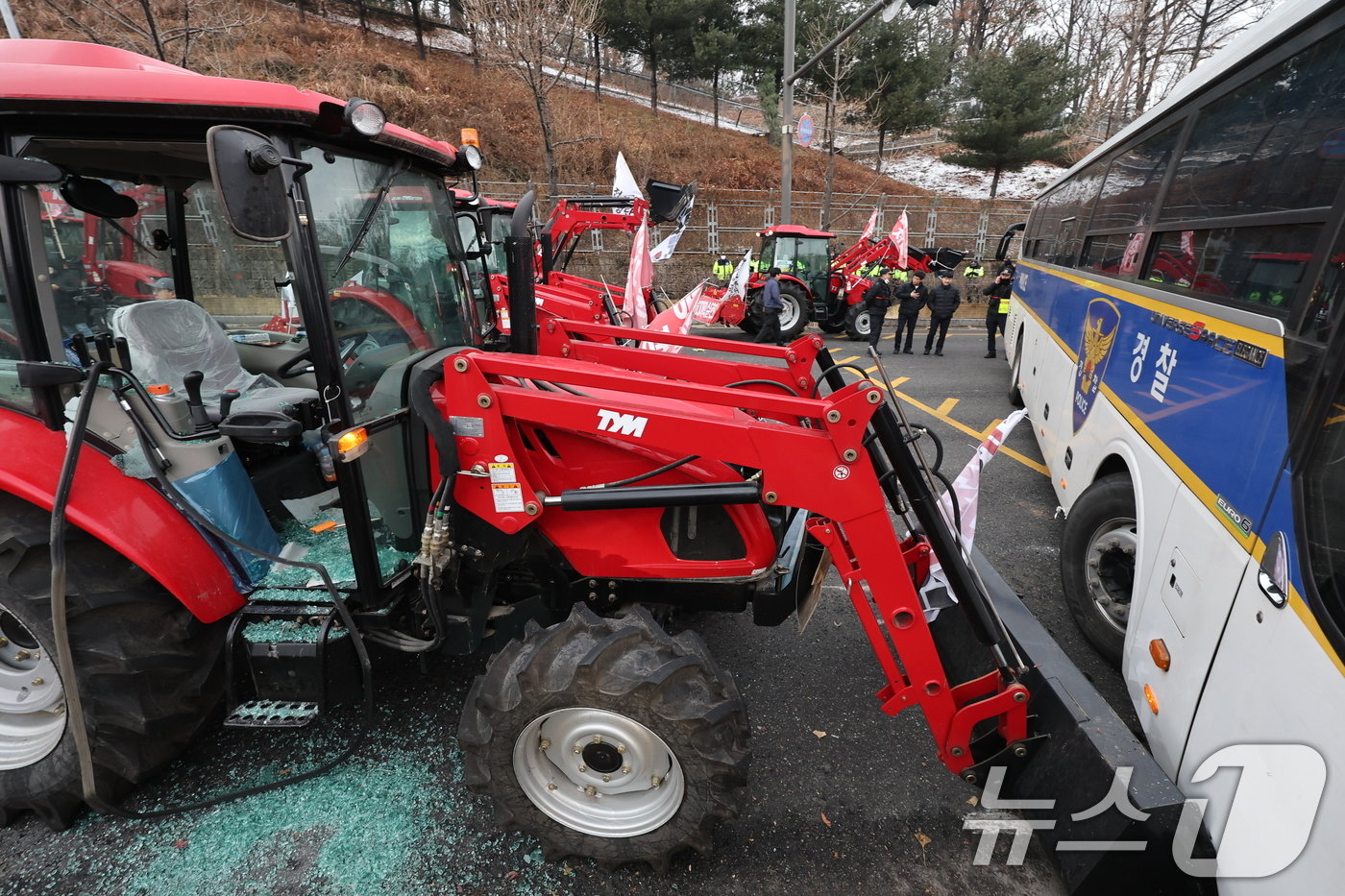 본문 이미지 - 전국농민회총연맹 전봉준 투쟁단 농민들이 21일 윤석열 대통령 구속 등을 촉구하는 집회를 위해 트랙터와 트럭을 몰고 상경하던 중 서울 남태령 고개 인근에서 경찰병력과 대치하고 있다. 2024.12.21/뉴스1 ⓒ News1 이동해 기자