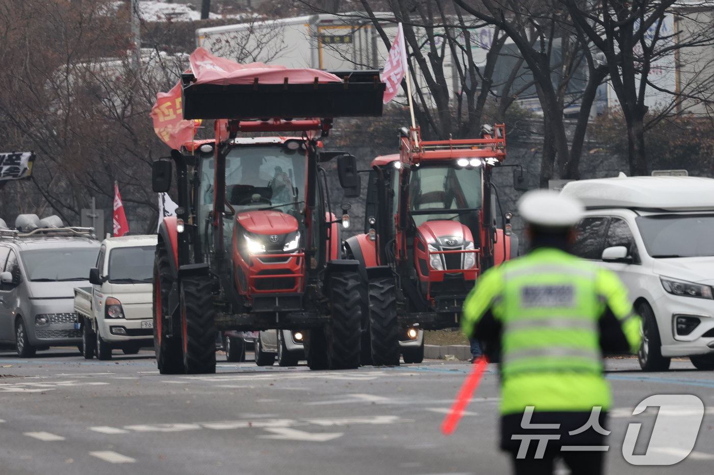 본문 이미지 - 전국농민회총연맹 전봉준 투쟁단 농민들이 21일 윤석열 대통령 구속 등을 촉구하는 집회를 위해 트랙터와 트럭을 몰고 상경하던 중 서울 남태령 고개 인근에서 경찰병력과 대치하고 있다. 2024.12.21/뉴스1 ⓒ News1 이동해 기자