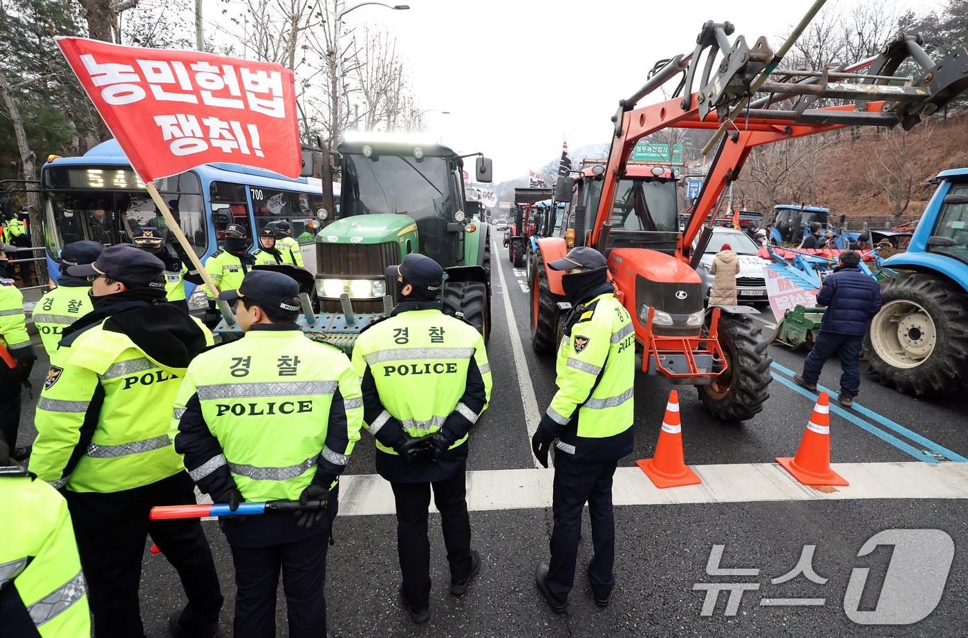 전국농민회총연맹 전봉준 투쟁단 농민들이 21일 윤석열 대통령 구속 등을 촉구하는 집회를 위해 트랙터와 트럭을 몰고 상경하던 중 서울 남태령 고개 인근에서 경찰병력과 대치하고 있다. 2024.12.21/뉴스1 ⓒ News1 이동해 기자